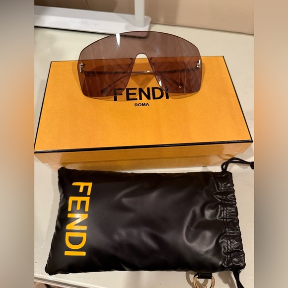 Fendi sunglasses - Picture 1 of 7